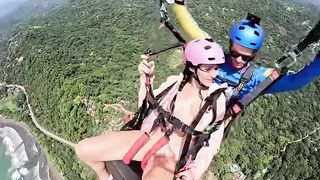 Babe-squirting during paragliding and getting fucked in the air